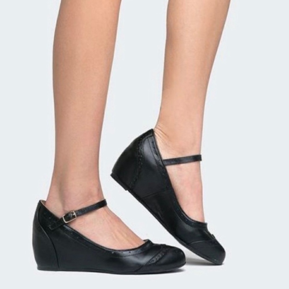 J. Adams Mary Jane Sz 8 Wedges